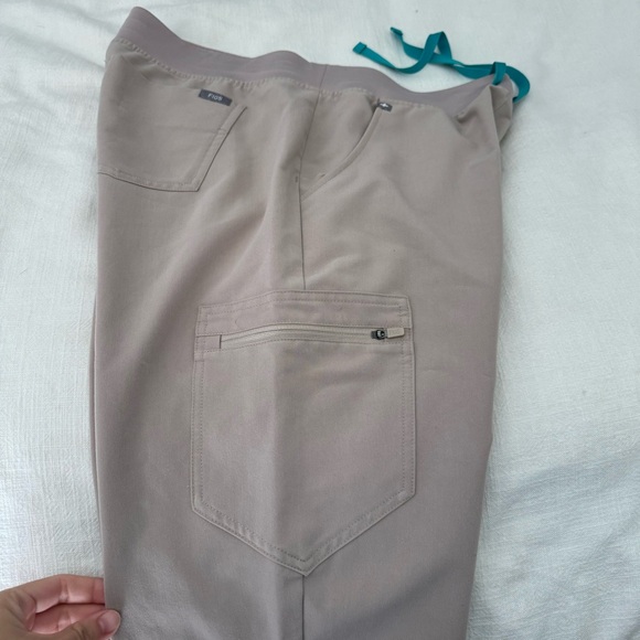 FIGS High Waisted Zamora Jogger Scrub Pants Tan Nude Boulder Size Medium - Picture 9 of 12